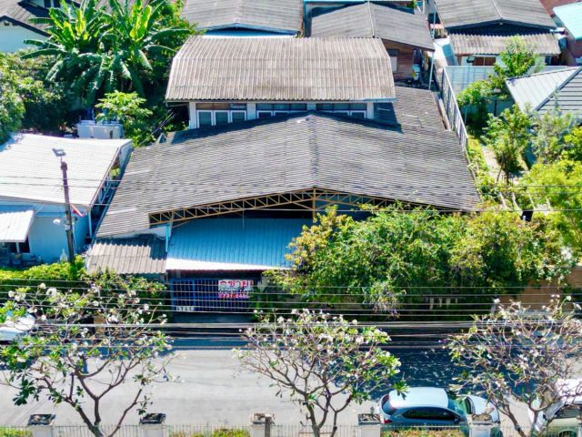 ขายบ้าน2ชั้นพร้อมโกดังหลังใหญ่ ซอยลาดพร้าว101แยก50 ถนนกว้างที่สุด รถใหญ่เข้าได้ พื้นที่ใช้สอยเยอะมาก ซอยชื่ออยู่แล้วรวย