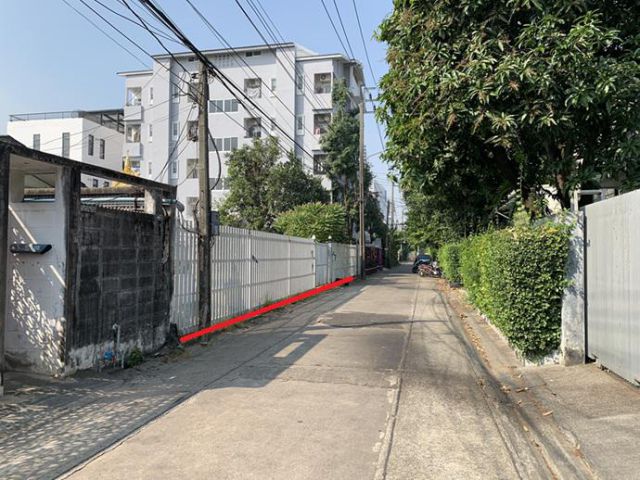 ขายที่ดินพร้อมสิ่งปลูกสร้าง ซ.รัชดาภิเษก 44 ใกล้ BTS สถานีรัชโยธิน ขนาด 150 ตารางวา เหมาะสำหรับสร้างที่อยู่อาศัย