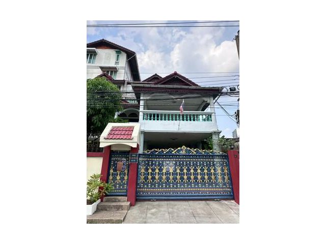 ขายบ้านเดี่ยว 4 ชั้นครึ่ง มี 10 ห้อง บนพื้นที่ 106 ตารางวา ใจกลางซอยลาดพร้าว 64 อากาศเย็นสบาย