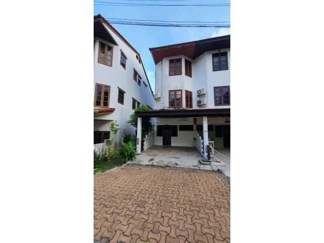 ขายบ้านพักตากอากาศ อ่าวไข่ โครงการธารธารินทร์ รีสอร์ท  ทาวน์โฮม 3 ชั้น 3 ห้องนอน 3 ห้องนืำ ห้องริม 21.6 วา  อ่าวไข่ อ.แกลง ระยอง