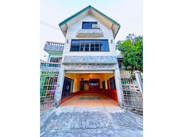 ฟังก์ชันครบ 2 นอน 2 น้ำ เดอะสตรีท รัชดา 1.4 กม.ให้เช่าสองชั้นครึ่