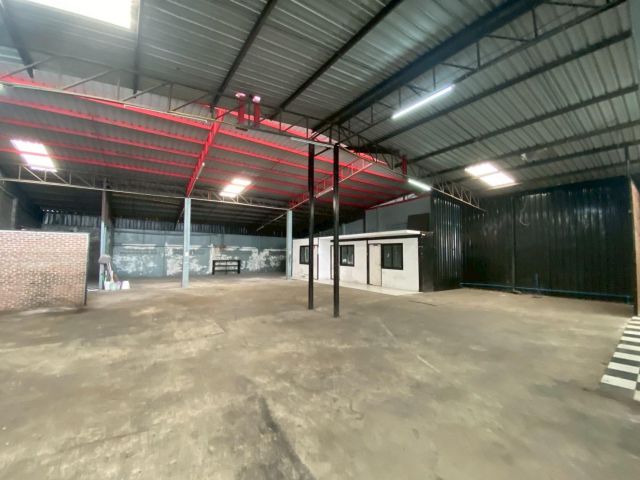 ให้เช่าโกดังพร้อมสำนักงาน ถ.รัตนาธิเบศร์ ซ.9 ทำเลดี เดินทางสะดวก ใกล้ MRT สถานีศูนย์ราชการนนทบุรี เพียง 15 เมตร