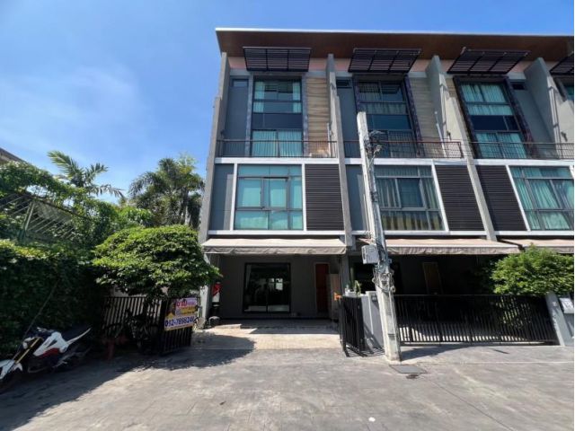 ขายทาวน์โฮม 4 ชั้น พร้อมอยู่ ห่างจาก BTS ศรีลาซาล เพียง 450 เมตร ลาซาล แบริ่ง ศรีนครินทร์ สุขุมวิท 105