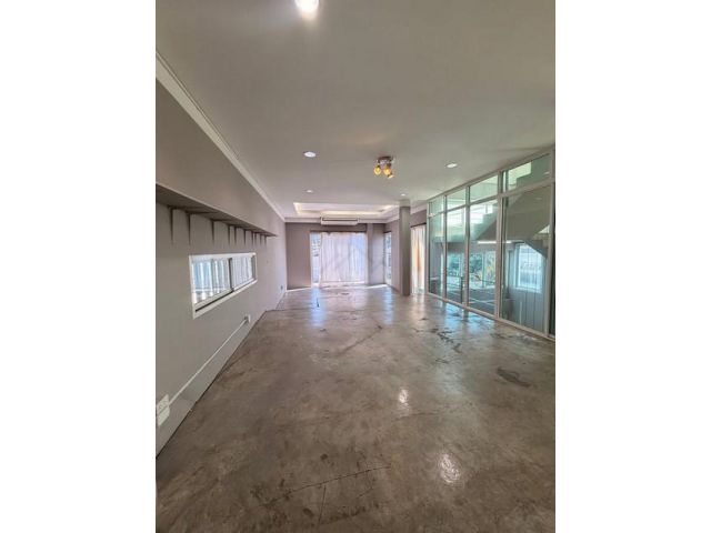 P1958 ให้เช่าโฮมออฟฟิศ ดาดฟ้า 750 ตรม. ซอย เพชรบุรี 47 ย่านเพชรบุ