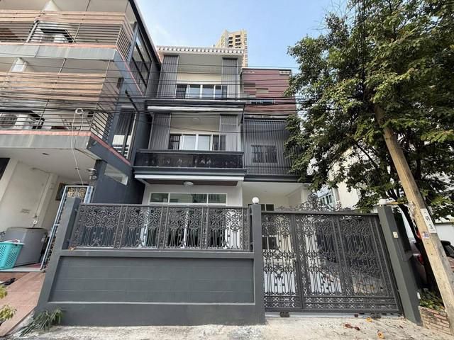 โฮมออฟฟิศ 5 ห้องนอน 4 ห้องน้ำ 400 sq.m. เพียง100เมตรถึงBTS พระโข