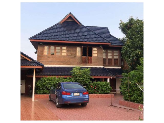 ขายบ้านเดี่ยว 2 ชั้น ครึ่งตึกครึ่งไม้ ติดถนนติดชุมชน ใจกลางเมือง ใกล้ตลาดตัวเมืองและกว๊านพะเยา ( เจ้าของขายเอง )