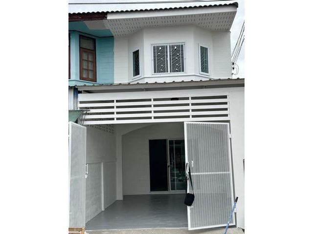 ทาวเฮ้าส์  2 ชั้นหลังมุมหมู่บ้านบัวหลวง  อ.เมืองสุราษฎร์ธานี