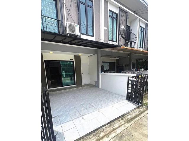 ขายทาวน์โฮม 2 ชั้น พร้อมอยู่ แหล่งชุมชน สี่แยกซากค้อ ศรีราชา ชลบุ