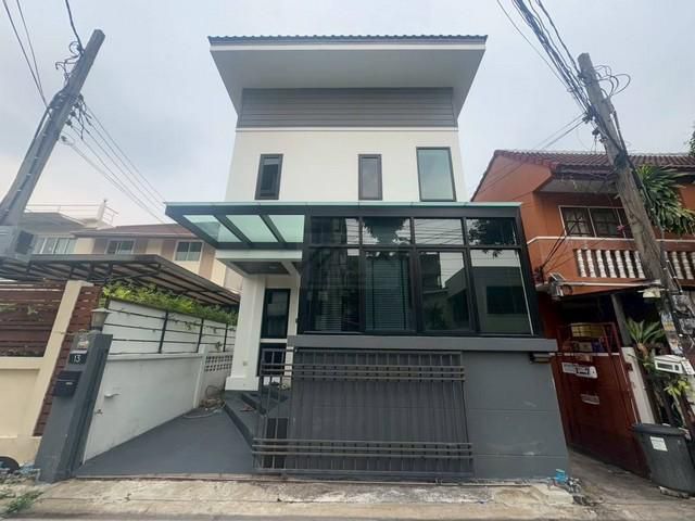 ให้เช่าบ้านเดี่ยว 2 ชั้น 4 ห้องนอน ซอยโชคชัย 4 ใกล้ MRT โชคชัย 4