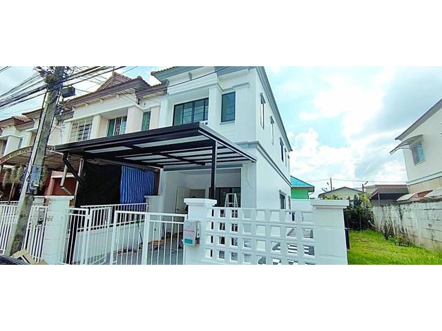 หลังมุม 2ชั้น  2นอน ม.กรุงเทพ 900 ม.  ฟิวเจอร์ รังสิต 2.75ม. บ้าน