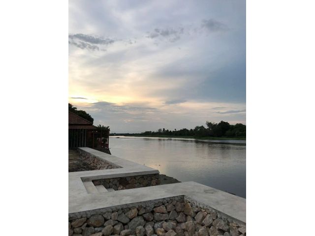 ที่ดินติดแม่น้ำท่าจีน เนื้อที่2ไร่ หน้ากว้างติดน้ำ40เมตร มีที่งอก ทำเขื่อนแล้ว ถมแล้ว