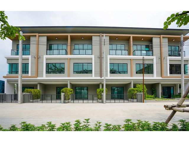 ให้เช่าทาวน์โฮม 3ชั้น พรีเมี่ยมเพลส พหลโยธิน-รามอินทรา ถนนเทพรักษ