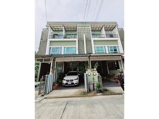ขายทาวน์โฮม 3 ชั้น หมู่บ้านอเวนิว 3 เคหะร่มเกล้า 72 สะพานสูง กรุง