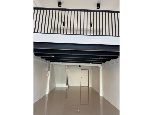 ให้เช่าโฮมออฟฟิศลาดพร้าวใกล้ รถไฟฟ้าสายสีเหลือง  สถานีลาดพร้าว 101ขนาด  200  ตรม 4 ชั้น รวม ดาดฟ้า 2  ห้องนอน 2  ห้องน้