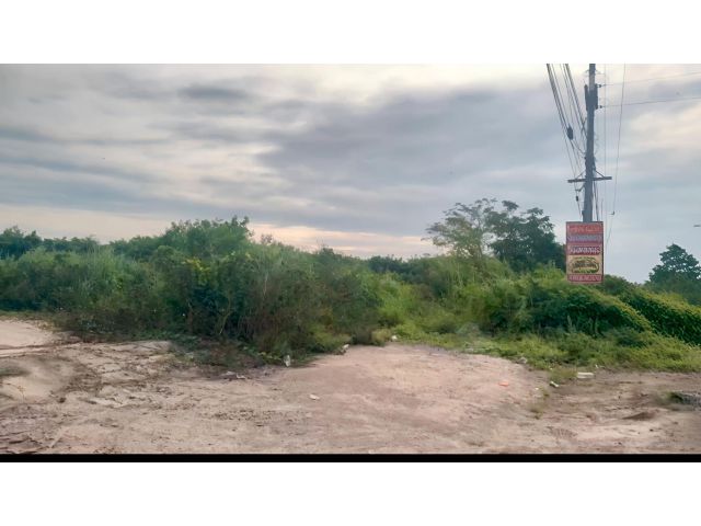 ขายที่ดินแปลงสวย 8-2-34 ไร่ หน้ากว้างติดถนน 50 เมตร อยู่ในซอย ที่ดินถมแล้ว เดินทางสะดวก เข้าออกได้หลายเส้นทาง ถนนดี