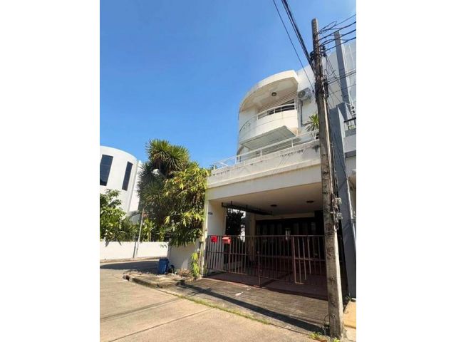 ให้เช่าทาวน์โฮม 5 ชั้น 4 ห้องนอน ซอย ลาซาล 77 ย่านบางนา รีโนเวทให