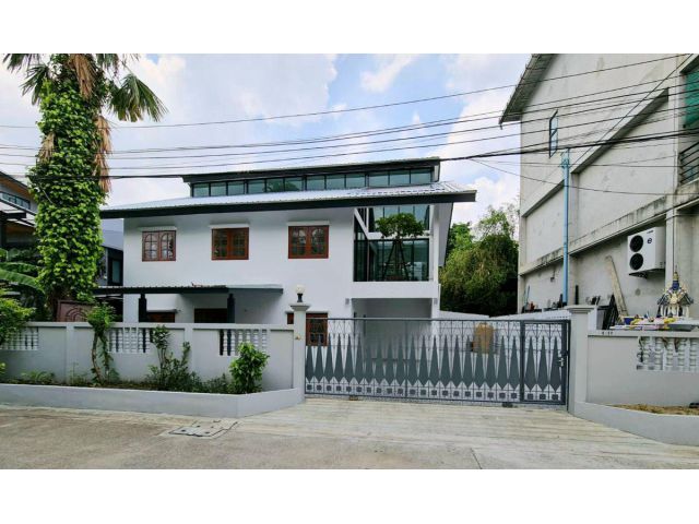 บ้านเดี่ยว เช่า โชคชัย 4 พื้นที่ 70 ตรว จอดรถในบ้านได้ 5 คัน