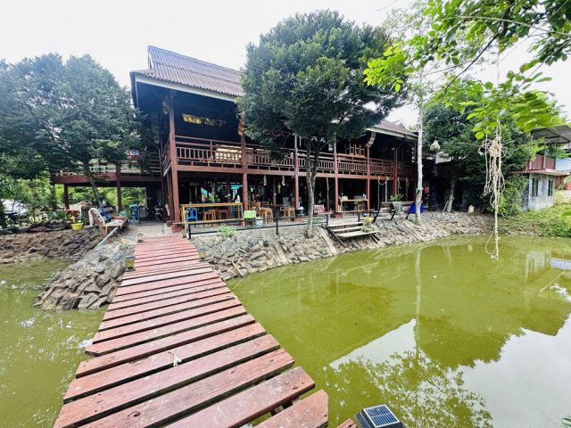 ขายบ้านเรือนไทยประยุกต์ หลังใหญ่ สภาพดี ขายพร้อมที่ดิน เนื้อที่ 7-3-70 ไร่ ต.หมอนนาง อ.พนัสนิคม จ.ชลบุรี