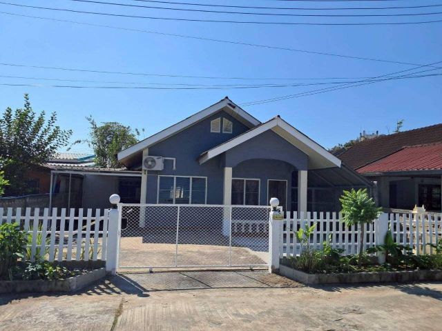 ขายบ้านเดี่ยว 1 ชั้น อยู่ในหมู่บ้านฝ้ายคำแลนด์ ซอย 22 ใกล้ตลาดสันป่าฝ้าย อำเภอเมือง จังหวัดลำพูน