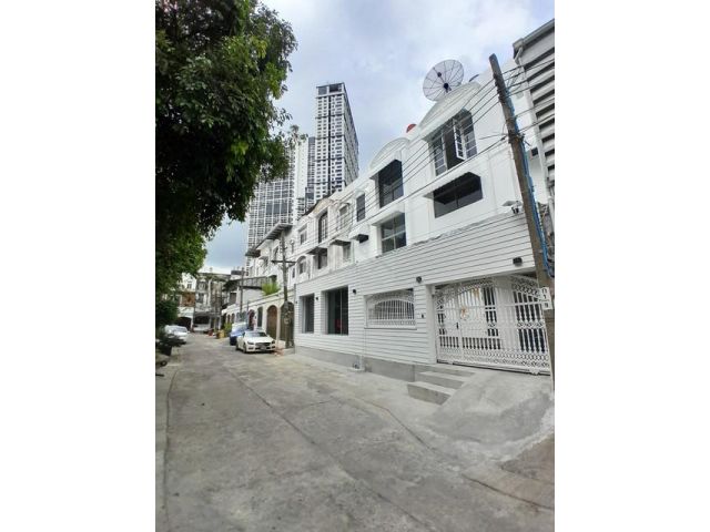 ขายทาวน์เฮ้าส์ 3 ชั้น 2 คูหา 52 ตรว. 700 ตรม. ทำเลทอง พระราม 9 ซอ