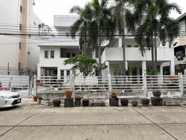 ขายบ้านเดี่ยว 4 ชั้น 120 ตร.วา ในหมู่บ้านทาวน์อินทาวน์ ใกล้เลียบด