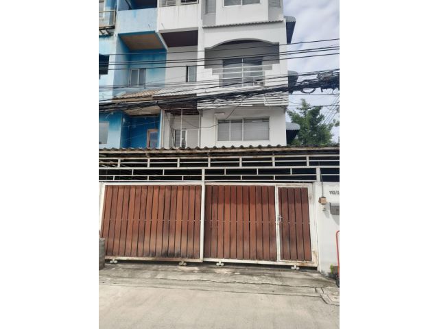 เช่าทาวน์โฮม 4 ชั้น 5 ห้องนอน หลังมุม ลาดพร้าว 18