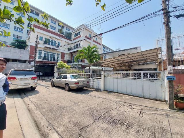 ขายบ้านเดี๋ยว ถนน นราธิวาชราชนครินทร์ 14 ถนนจันทร์ 16 อยู่หมูบ้านชวนชื่น บ้าน 2 ชั้น 59 วา  ถนนนราธิวาชราชนครินทร์ 14 แขวงทุ่งวัดดอน เขตสาทร กทม.