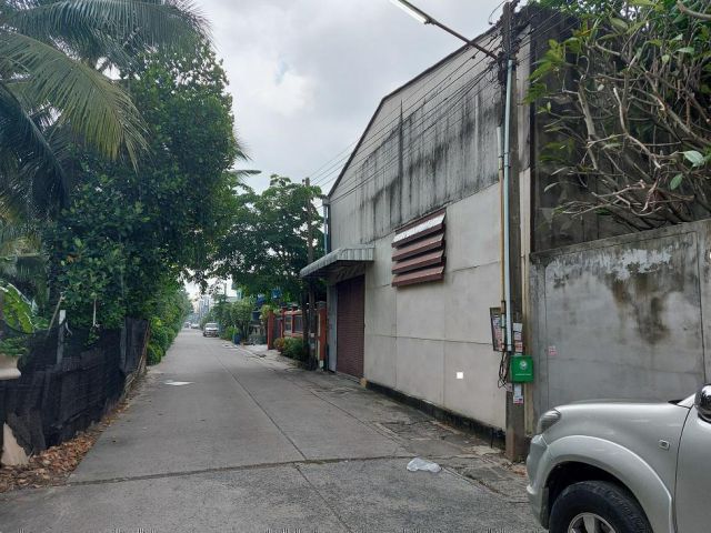 ขายอาคารโกด้งสินค้า 66 วา เป็นอาคารโกดังชั้นเดียว ปลูกเต็มพื้นที่ ซอยโรงแรมศรีสยาม ตำบลสวนหลวง อำเภอกระทุ่มแบน สมุทรสาคร