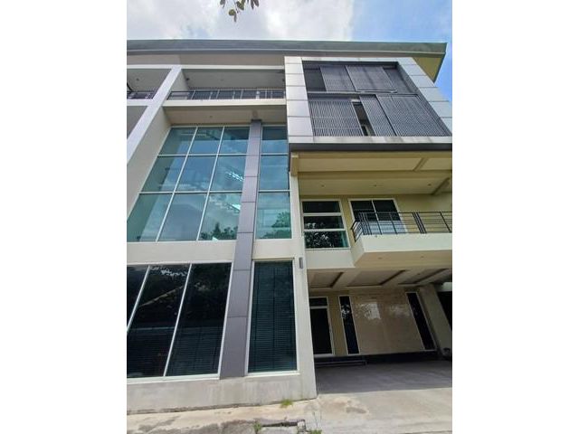 ให้เช่าโฮมออฟฟิต 4 ชั้น ห้องมุม 600 ตรม รามอินทรา ใกล้แฟชั่นไอแลน