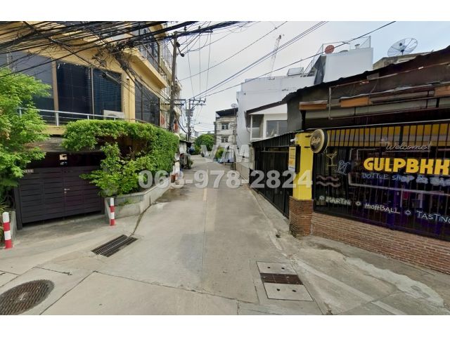 ขายที่ดิน พร้อมบ้าน ซอยโปร่งใจ ซอยศรีบำเพ็ญ แขวงทุ่งมหาเมฆ เขตสาทร  กว้าง ~20 เมตร  เนื้อที่ ~110 ตารางวา