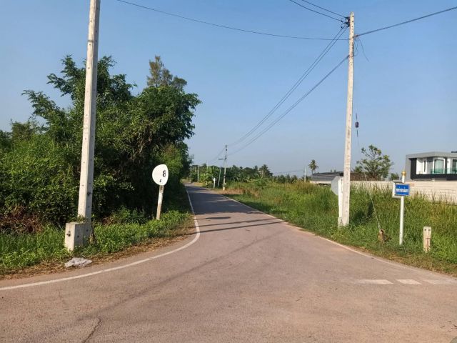 ที่ดิน5.5ไร่ ติดถนนซอย2ด้าน ราคาไร่ละ 8 แสน