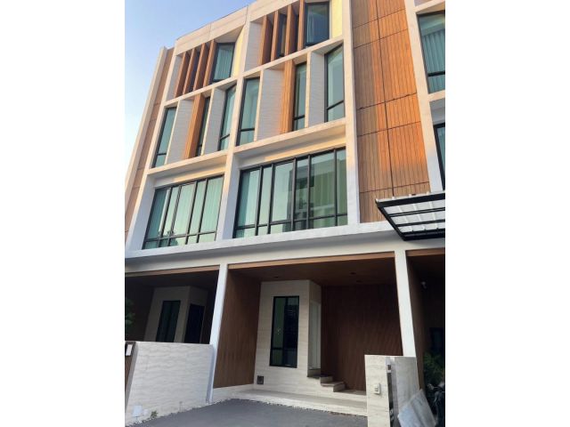 ให้เช่าทาวน์โฮม 3 ชั้นครึ่ง โครงการ ดิ ออเธอร์ รัชดา 32  ลาดพร้าว