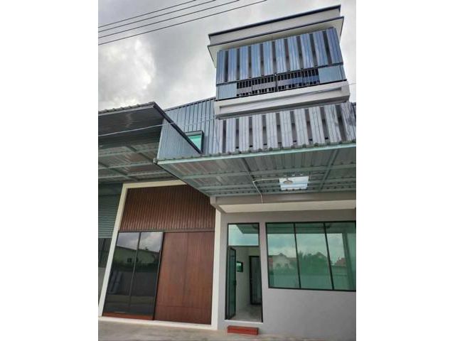 3 ชั้น พร้อมคลังสินค้า พื้นที่รวมกว่า 700 ตารางเมตร ย่านลำลูกกาคล