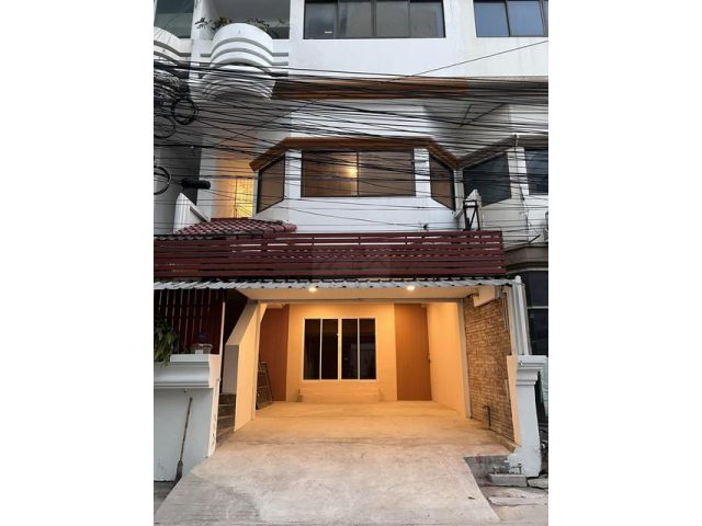 ให้เช่าโฮมออฟฟิศ 4.5 ชั้น 6 ห้องนอน วิภาวดี22 ด้านหลังติดรั้วการบ