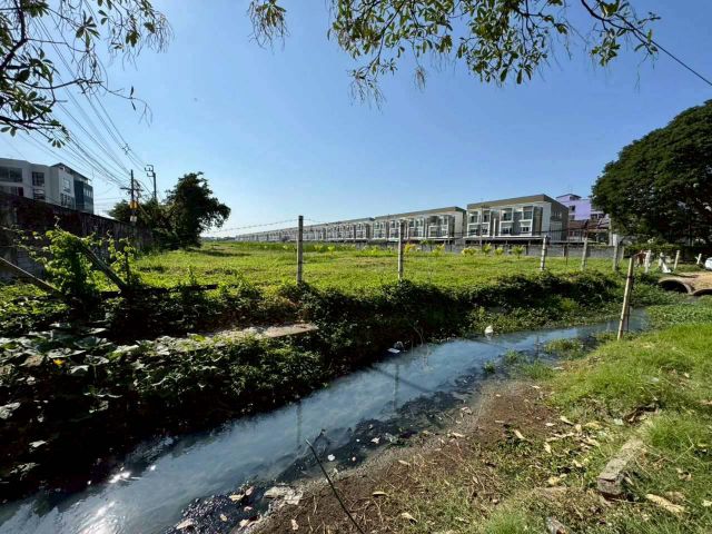 ขายด่วนที่ดิน ติดถนนรามคำแหง ผังสีเหลือง เพียง 75,000 บาท/ตร.ว. (N.1988)