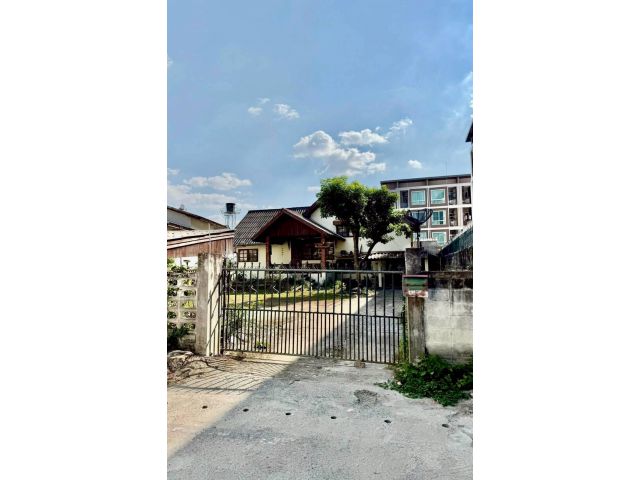 ขายบ้านพร้อมที่ดินทำเลดีกลางใจเมืองเจ็ดยอดพร้อมโอน