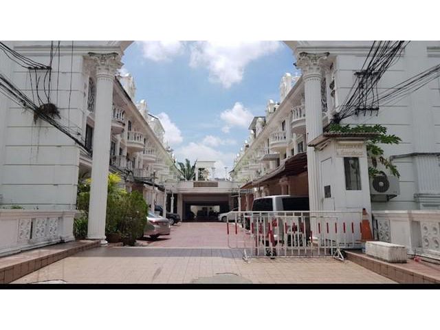 ให้เช่า ทาวน์โฮม 4 ชั้น ทำเลใจกลางทองหล่อ หมู่บ้าน ลีโอคลาสสิค เพลส ทองหล่อ 49 เหมาะสำหรับอยู่อาศัยและทำโฮมออฟฟิศ