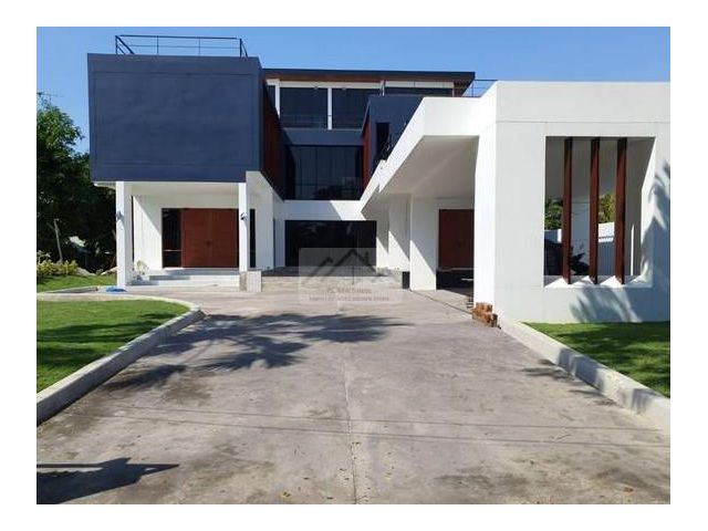 ขาย-ให้เช่า Pool Villa 3 ชั้น  250 ตรว. ซอยสุขุมวิท 62 มี Roof To