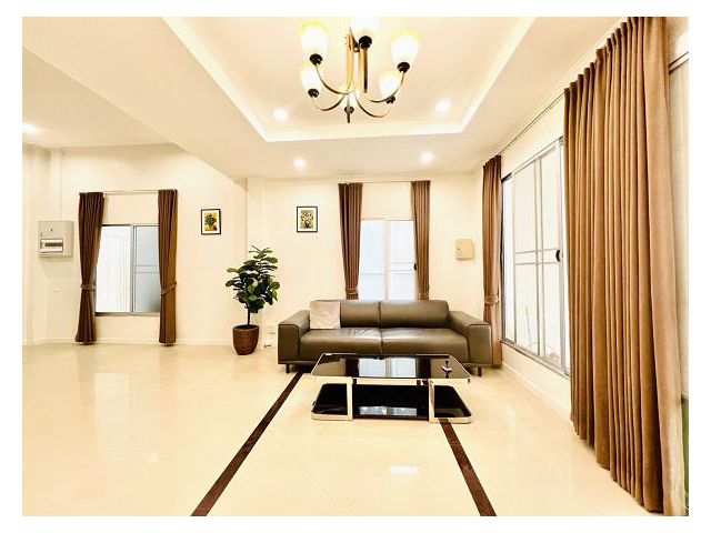 ให้เช่าบ้านทาวน์โฮมหมู่บ้านกลางเมือง ศรีนครินทร์ใช้สอย 260 ตรม 3 ห้องนอน3 ห้องน้ำ 5  แอร์  2 ห้องนั่งเล่น ห้องครัว เฟอร์