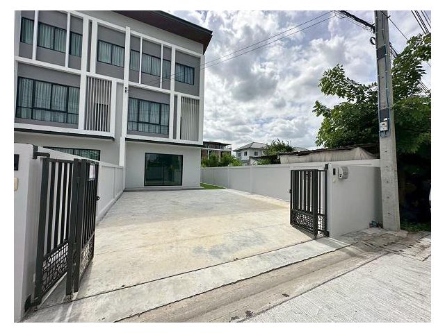 ให้เช่าโฮมออฟฟิศสตรีวิทยา-โชคชัย 4 จดทะเบียนบริษัทได้ ใช้สอย 293ตรม3 ห้องนอน4 ห้องน้ำ 6ที่จอดรถ  เหมาะมากสำหรับ ธุรกิจออ