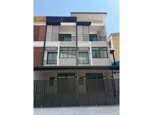 ขายทาวน์โฮม 3 ชั้น ซิกเนเจอร์ ถนนวัชรพล ซอยวัชรพล 2 หลังตลาดถนอมม