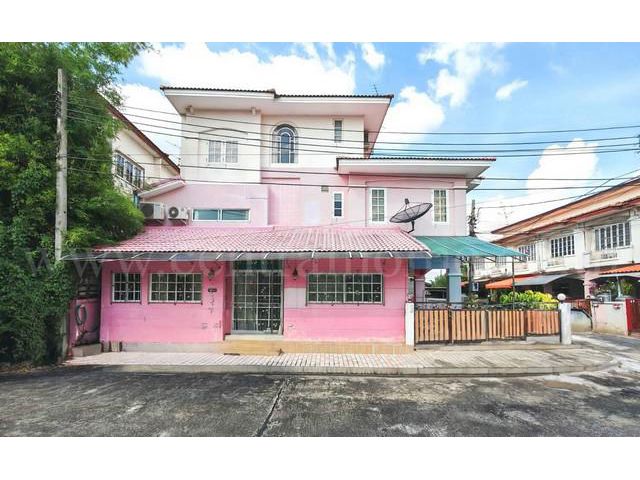 ลดราคา ทาวน์เฮ้าส์ 2.5 ชั้น สรานนท์ ติวานนท์ - ปากเกร็ด หลังมุม