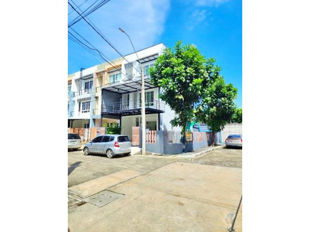 ถนนกัลปพฤกษ์ 50 ม. BTS วุฒากาศ 1. ทาวน์โฮมหลังมุม 3ชั้น 3นอน 3น้