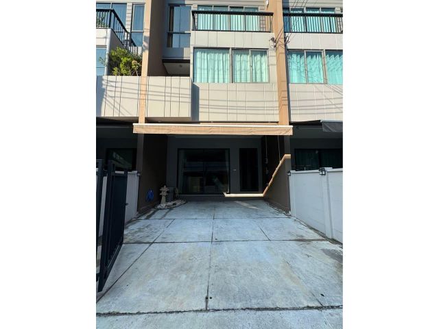 ให้เช่าทาวน์โฮม บ้านกลางเมืองพระราม9  กรุงเทพกรีฑา จดทะเบียนบริษั