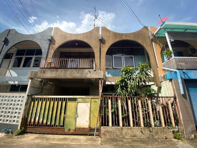 ขายทาวน์เฮ้าส์ 2 ชั้น 24 ตร.ว. 180 ตร.ม. ซอยเอกมัย 12 โครงสร้างแข