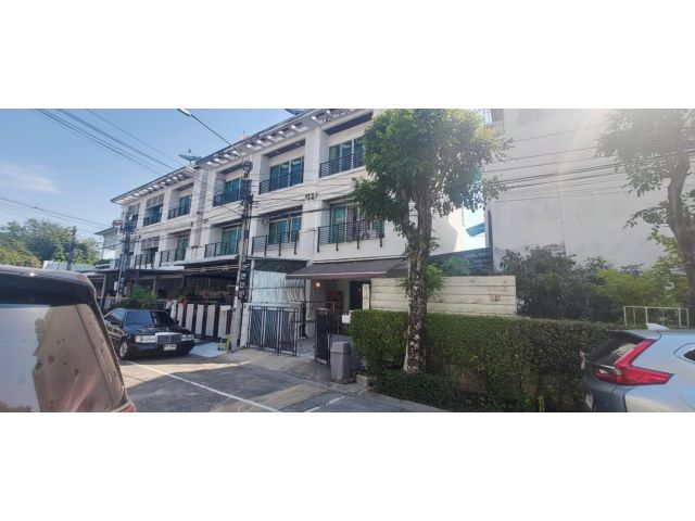ทาวน์โฮม 3 ชั้น ใจกลางย่าน สาทร-ตากสิน ใกล้ bts วุฒากาศ