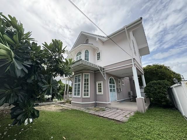 ขายบ้านเดี่ยว หลังหัวมุม ซอยปุณณวิถี53 ถนนสุขุมวิท101 หมู่บ้าน เมืองทอง4 เดินทางสะดวก เป็นหมู่บ้านเก่าไม่มีส่วนกลาง