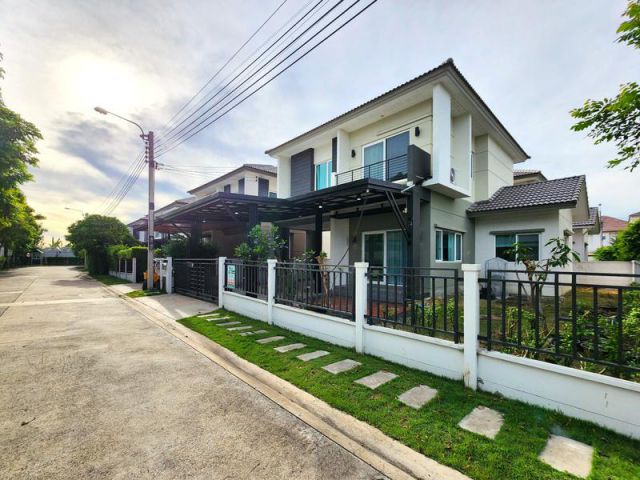 บ้านเดี่ยว 2 ชั้น สภาพดี พร้อมอยู่ เฟอร์ Built-in ครบ ทำเลใกล้สนามบินสุวรรณภูมิ