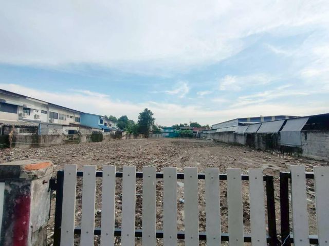 R68-068ขายที่ดิน594 ตรว.ซอยพหลโยธิน 52แยก11-1 ติดม.ณัฐกานต์ ที่ดินถมแล้วทั้งแปลงเป็นรูปสี่เหลี่ยมผืนผ้า ถนนซอยกว้างสะดวกในการเดินทางเข้าออก