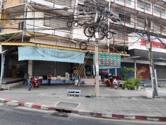 ขายและให้เช่าตึกแถว 4.5 ชั้น สี่แยกอุดมสุข ประเวศ สภาพต้องปรับปรุงไม่มีจอดรถ จอดปั๊มใกล้ๆ